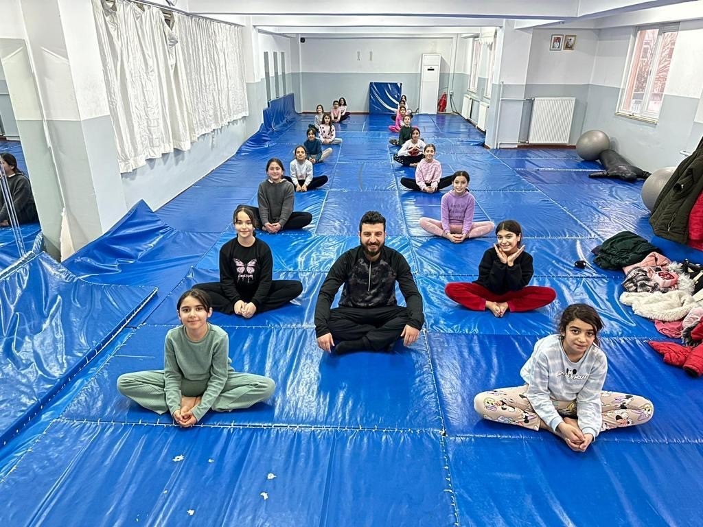 Gençler, Gençlik ve Spor Bakanlığı kurslarından hayata hazırlanıyor 8 gencler genclik ve spor bakanligi kurslarindan hayata hazirlaniyor 4 QhQeNpIC