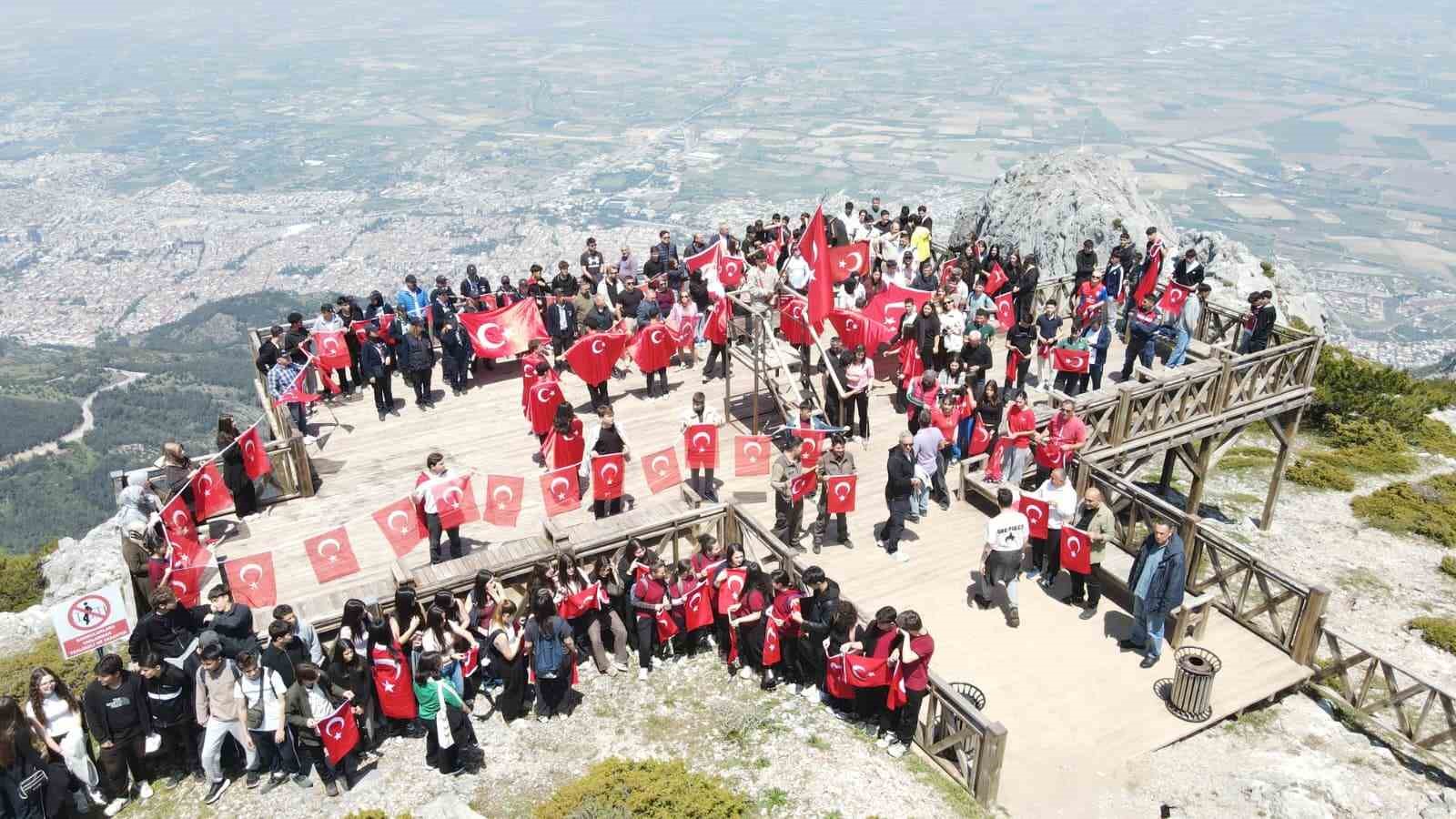 gencler spilin zirvesinde ay yildizli bayrakla bulustu 0 Qw3I9LNt