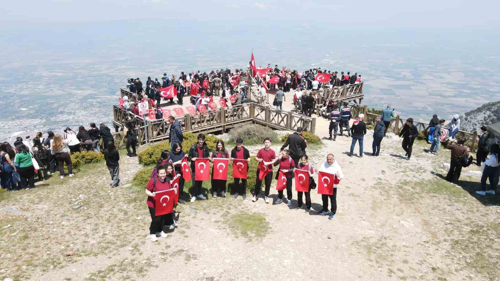 gencler spilin zirvesinde ay yildizli bayrakla bulustu 6 RQuwSKJn