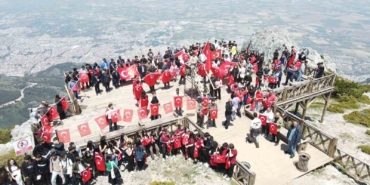 gencler-spilin-zirvesinde-ay-yildizli-bayrakla-bulustu-as5mYs7b.jpg