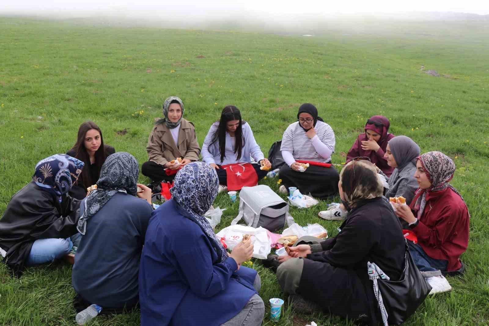 Gençler şühedanın izinde yürüdü 14 gencler suhedanin izinde yurudu 10 UcO2ptdj