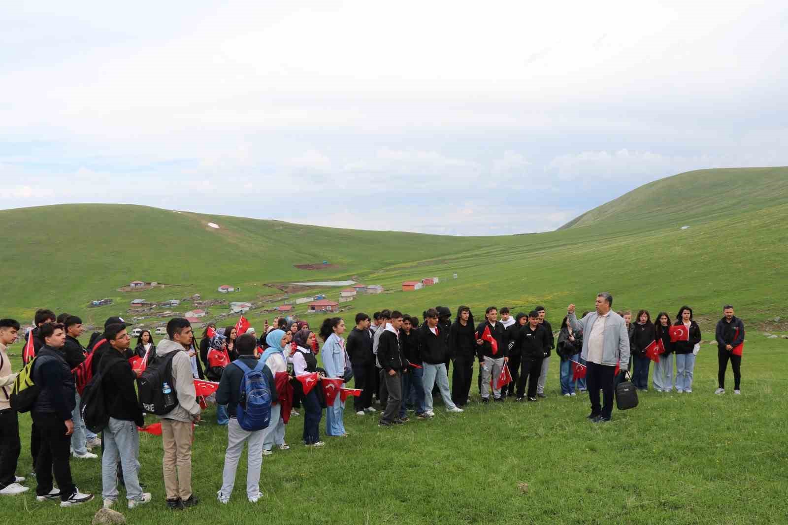 Gençler şühedanın izinde yürüdü 6 gencler suhedanin izinde yurudu 2 954cY7q8