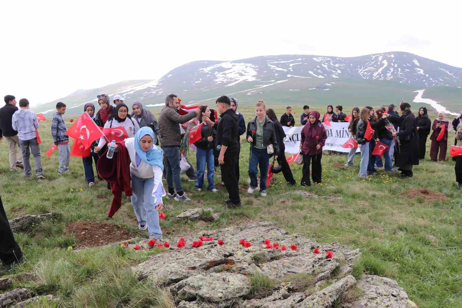 Gençler şühedanın izinde yürüdü 8 gencler suhedanin izinde yurudu 4 bLy7PzZO