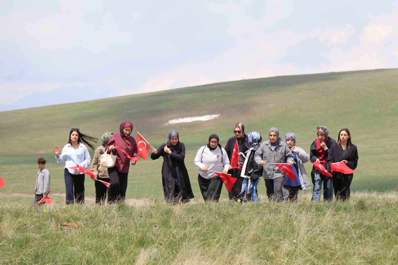 Gençler şühedanın izinde yürüdü 11 gencler suhedanin izinde yurudu 7 shzAQO7L