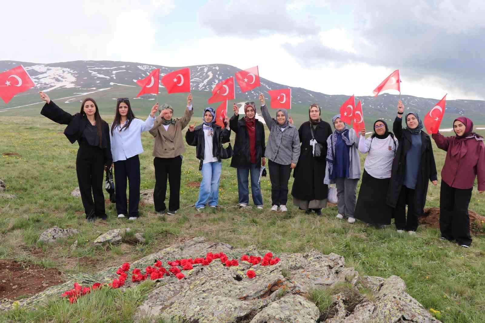 Gençler şühedanın izinde yürüdü 13 gencler suhedanin izinde yurudu 9 wWfcPbSl