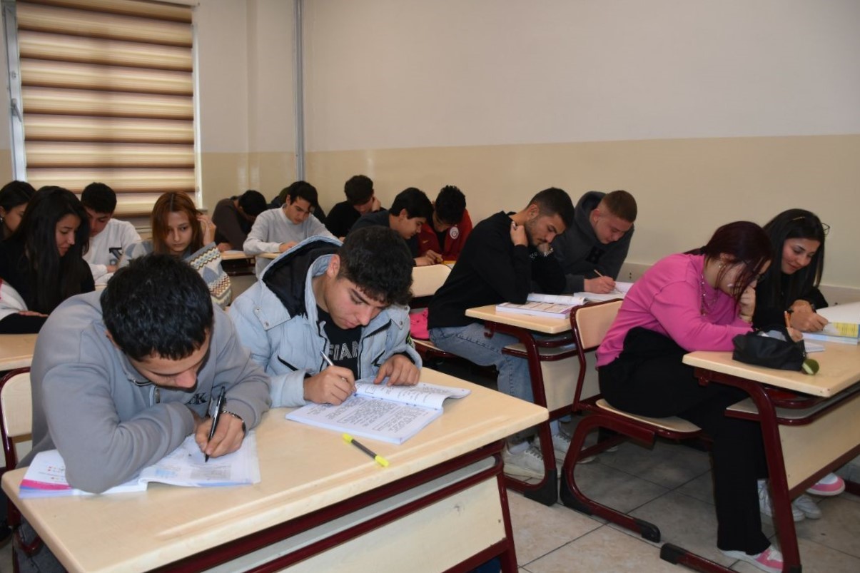 gencler universite hayallerine ucretsiz kavusuyor 3 AfIrJ12n