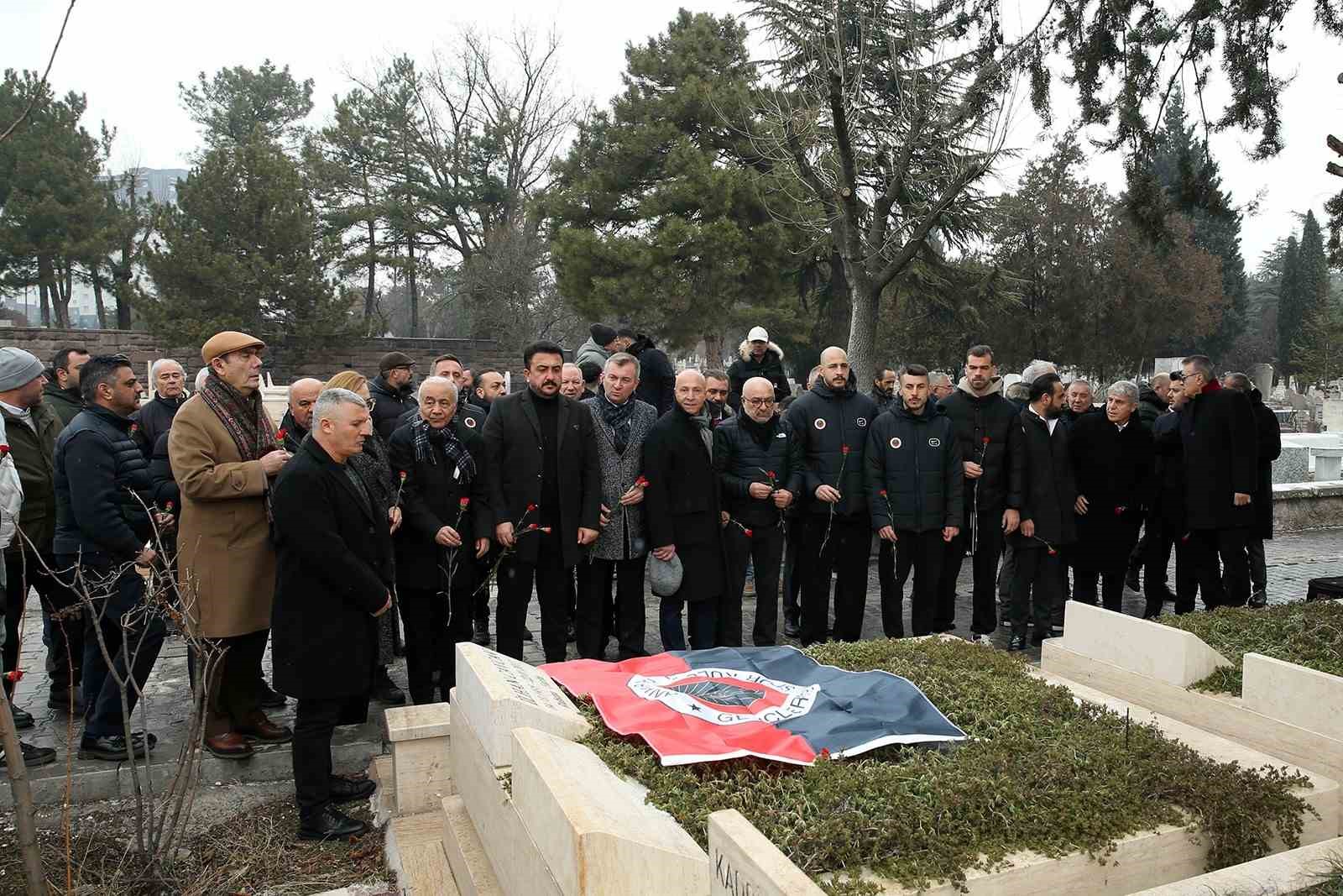 Gençlerbirliği Başkan Yardımcısı Ölmez: "İlhan Cavcav’ı ölümünün 9. yılında rahmetle anıyor, ruhunu şad ediyoruz" 7 genclerbirligi baskan yardimcisi olmez ilhan cavcavi olumunun 9 yilinda rahmetle aniyor ruhunu sad ediyoruz PH77QApU
