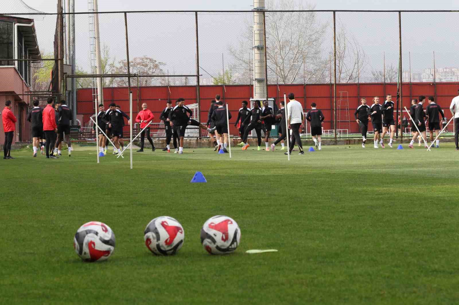 genclerbirligi galatasaray macinin hazirliklarini surdurdu 15 3uGkRCM6