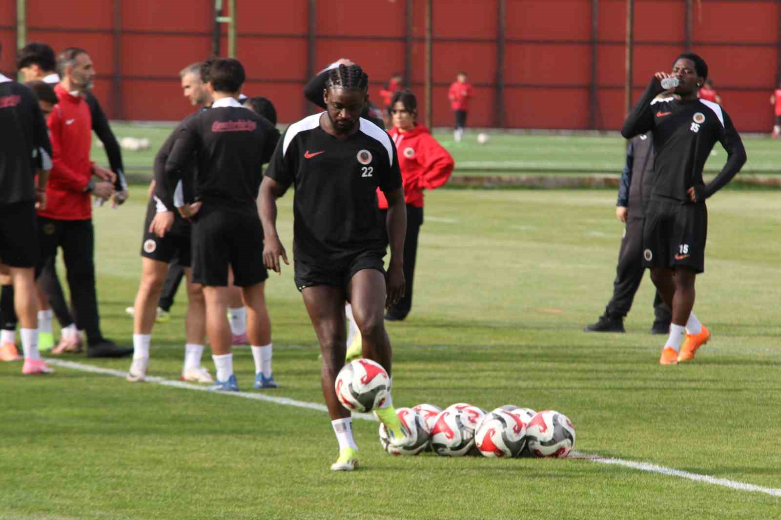 genclerbirligi galatasaray macinin hazirliklarini surdurdu 30 iHf897Ym