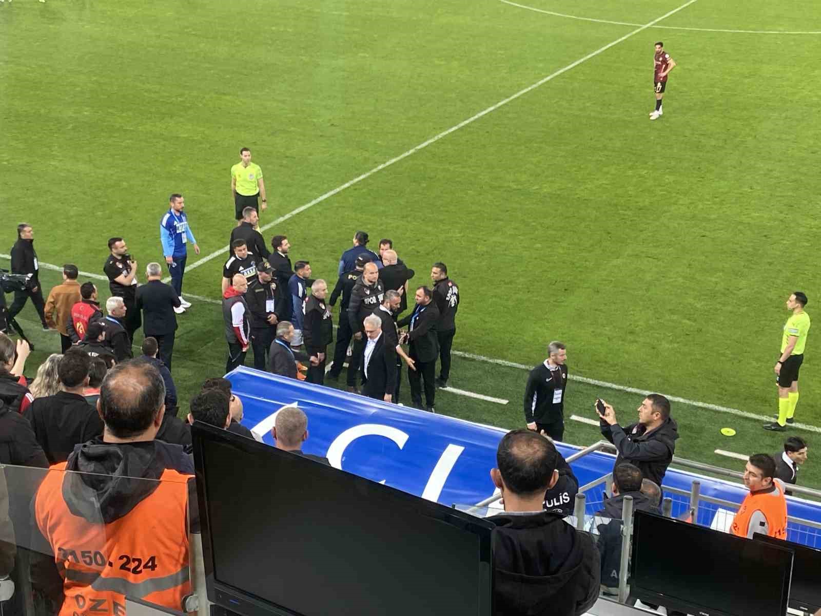 Gençlerbirliği - Kasımpaşa maçında kulübede gerginlik 6 genclerbirligi kasimpasa macinda kulubede gerginlik 2 bSwOumM7