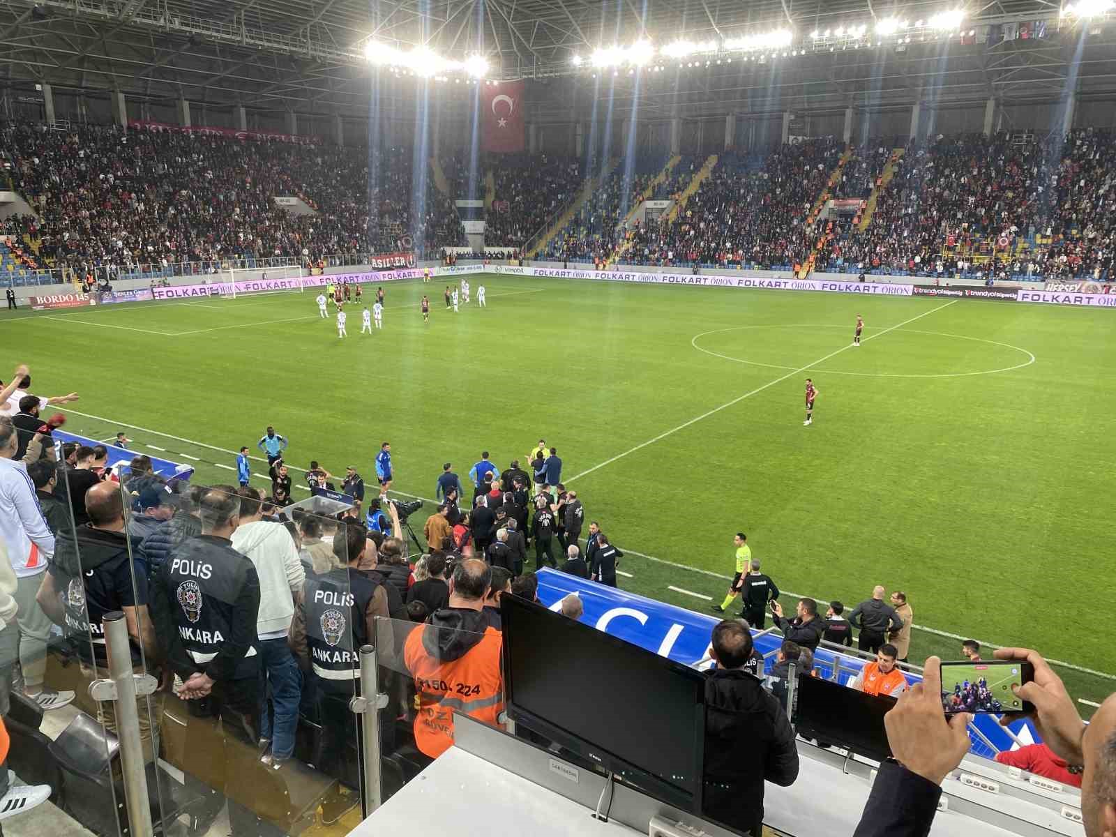 Gençlerbirliği - Kasımpaşa maçında kulübede gerginlik 7 genclerbirligi kasimpasa macinda kulubede gerginlik 3 e9sKPuGJ