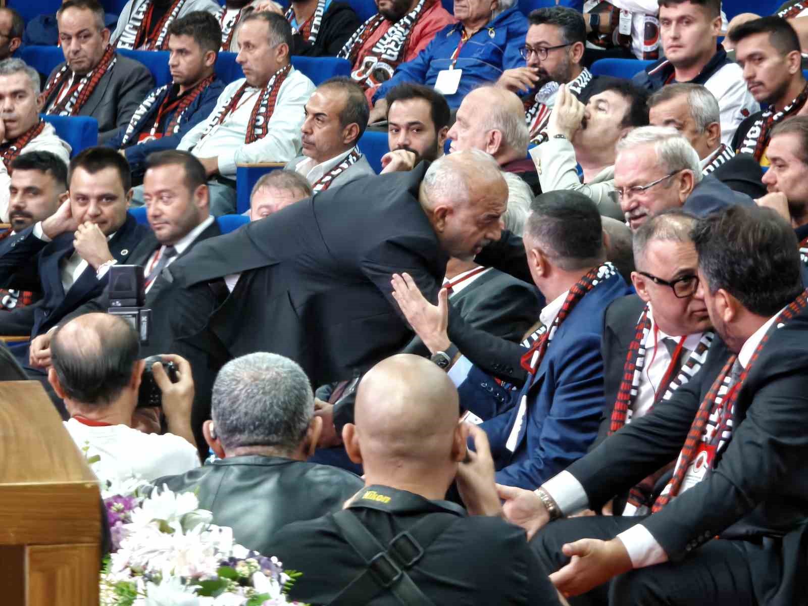Gençlerbirliği Olağanüstü Genel Kurulu’nda gerginlik 4 genclerbirligi olaganustu genel kurulunda gerginlik 0 FuItMuzi