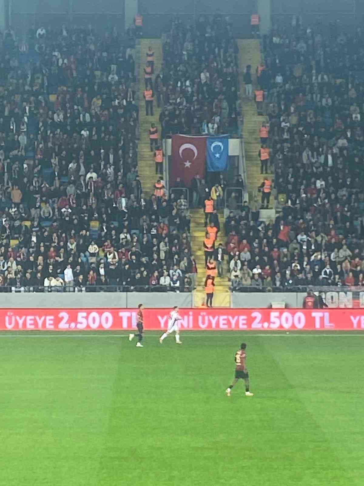 genclerbirligi taraftarlari tribune dogu turkistan bayragi asti 1 XUQbBAwM