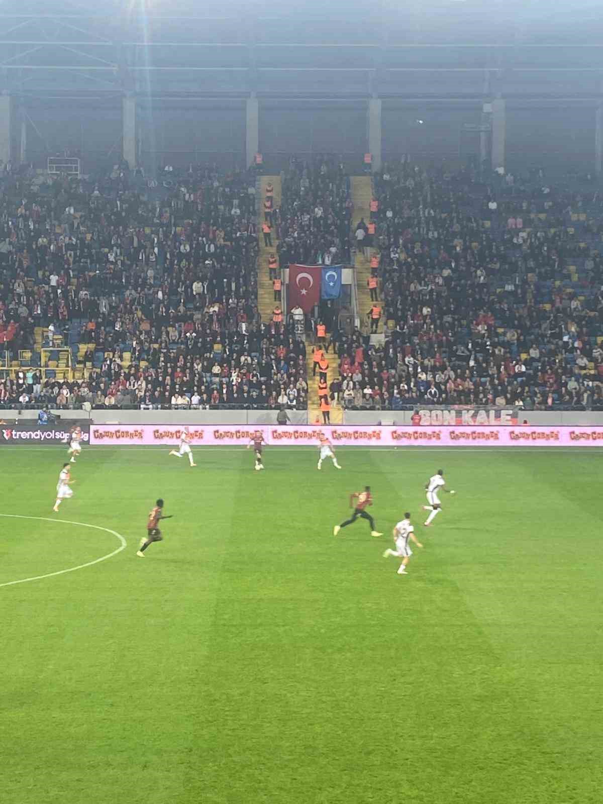 genclerbirligi taraftarlari tribune dogu turkistan bayragi asti 2 kyRWsXXf