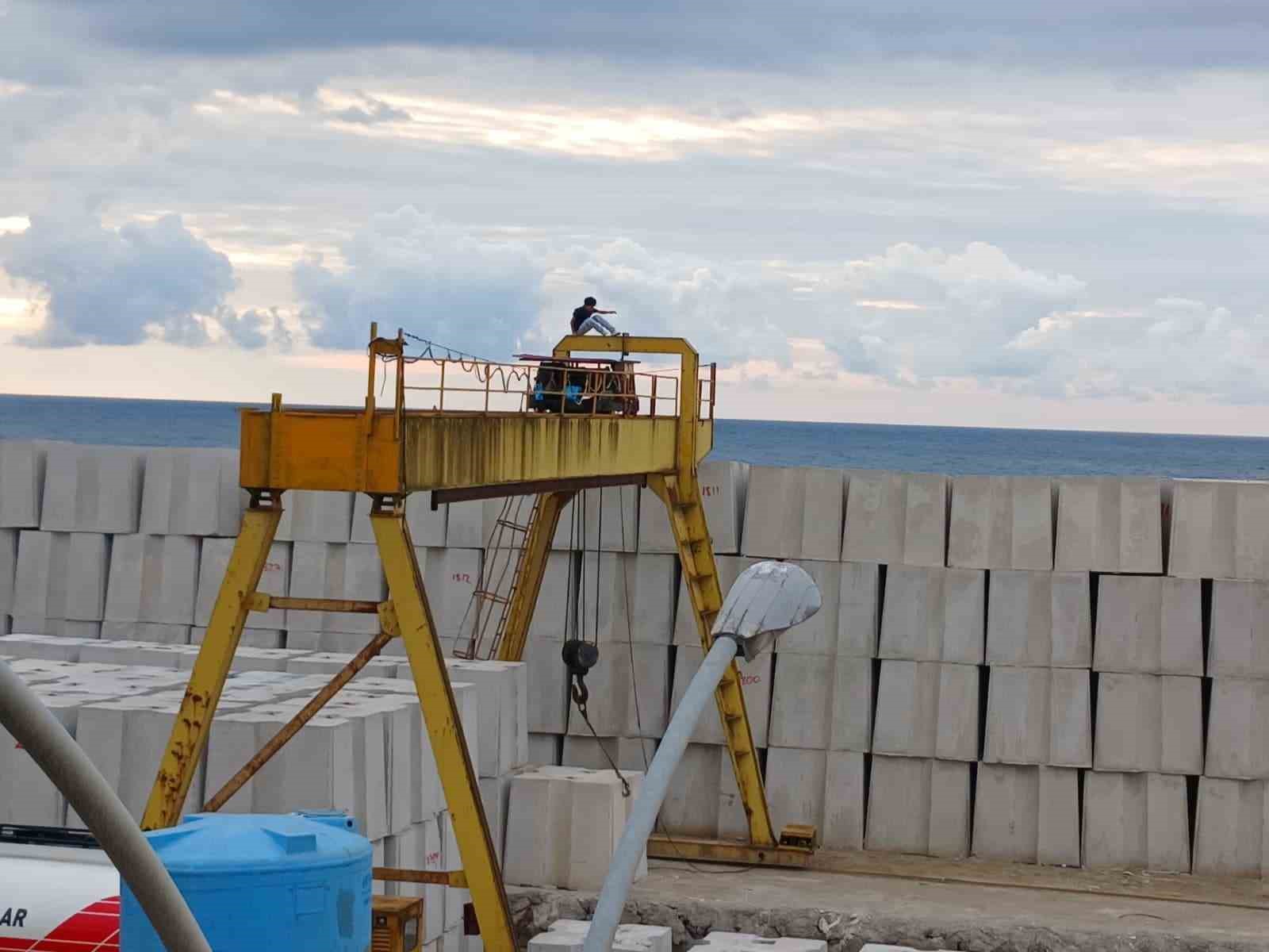 genclerin dev bloklar ve vincin uzerinde tehlikeli oyunu 2 XSFyWKwJ