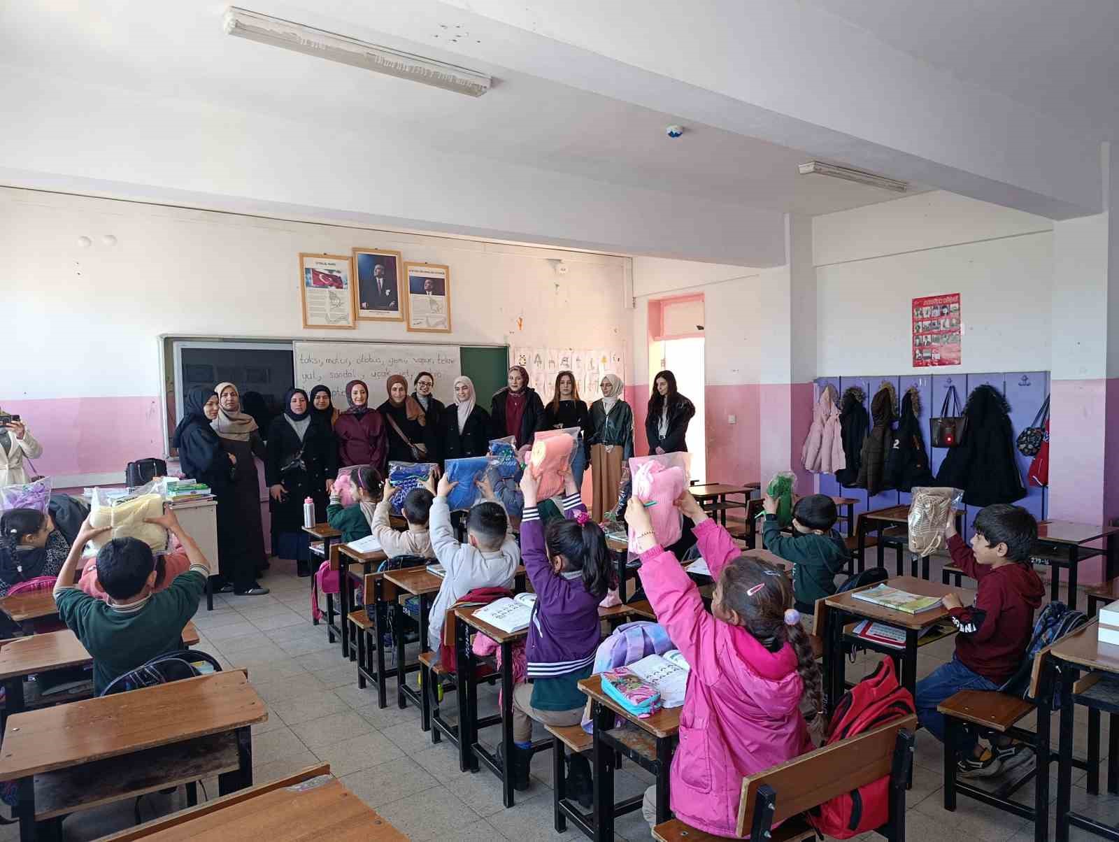 genclerin el emegiyle hazirladigi hediyeler minik yurekleri isitti 1