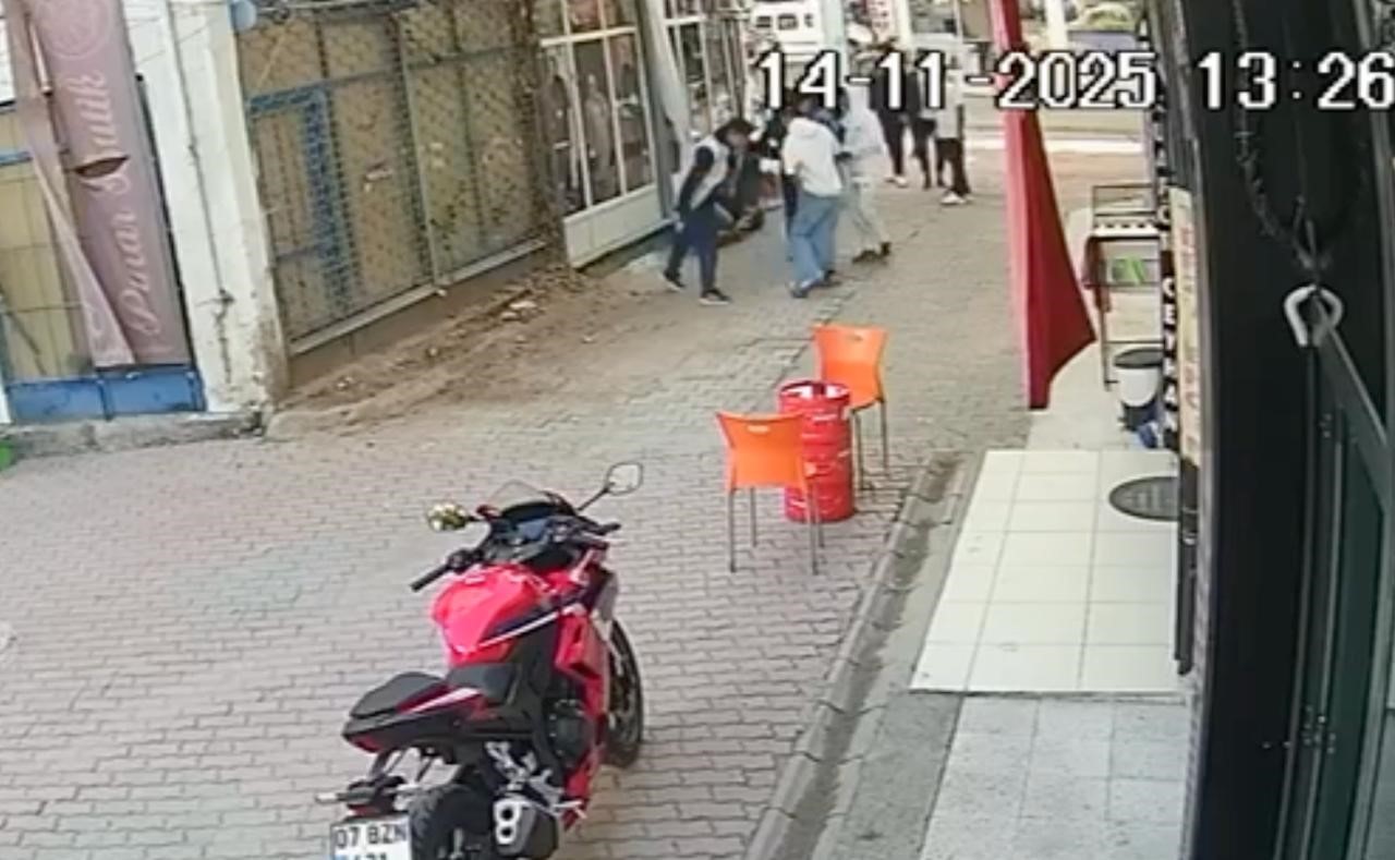 Gençlerin kavgası kanlı bitti: Bıçaklayıp, hiçbir şey olmamış gibi uzaklaştı 4 genclerin kavgasi kanli bitti bicaklayip hicbir sey olmamis gibi uzaklasti 0 ZJXen654