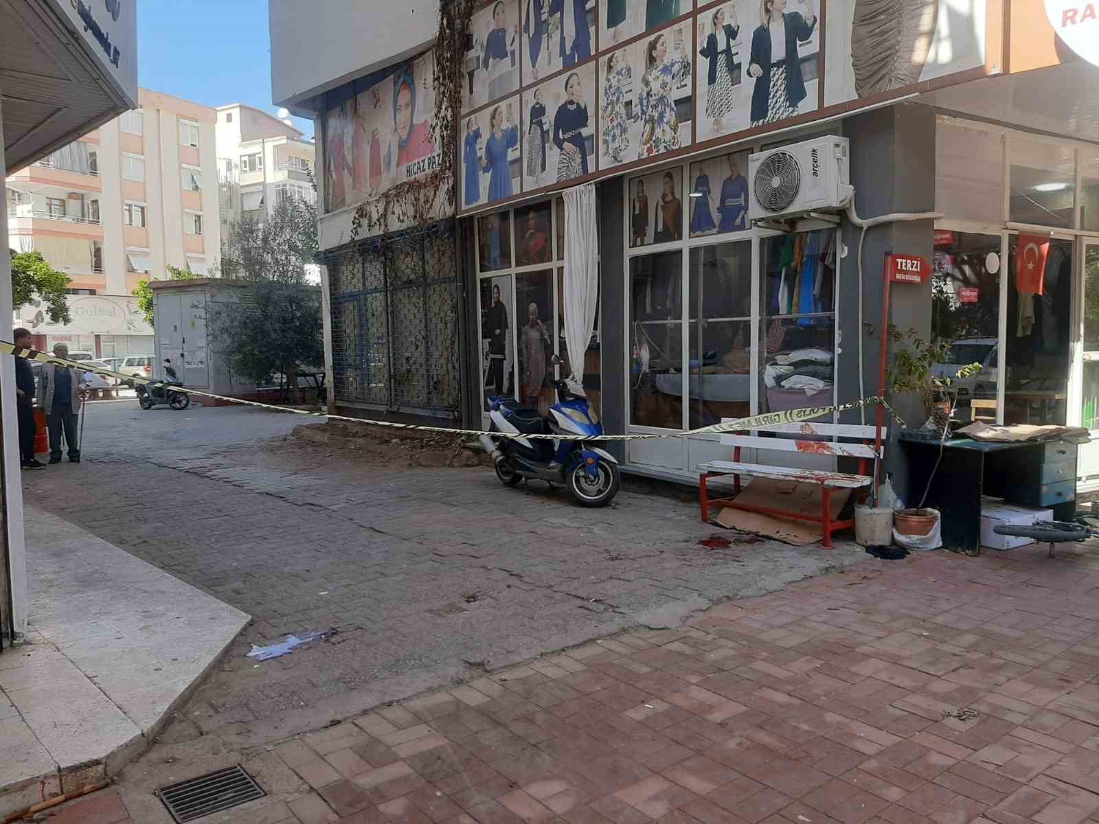Gençlerin kavgası kanlı bitti: Bıçaklayıp, hiçbir şey olmamış gibi uzaklaştı 5 genclerin kavgasi kanli bitti bicaklayip hicbir sey olmamis gibi uzaklasti 1 BZDHDbDN