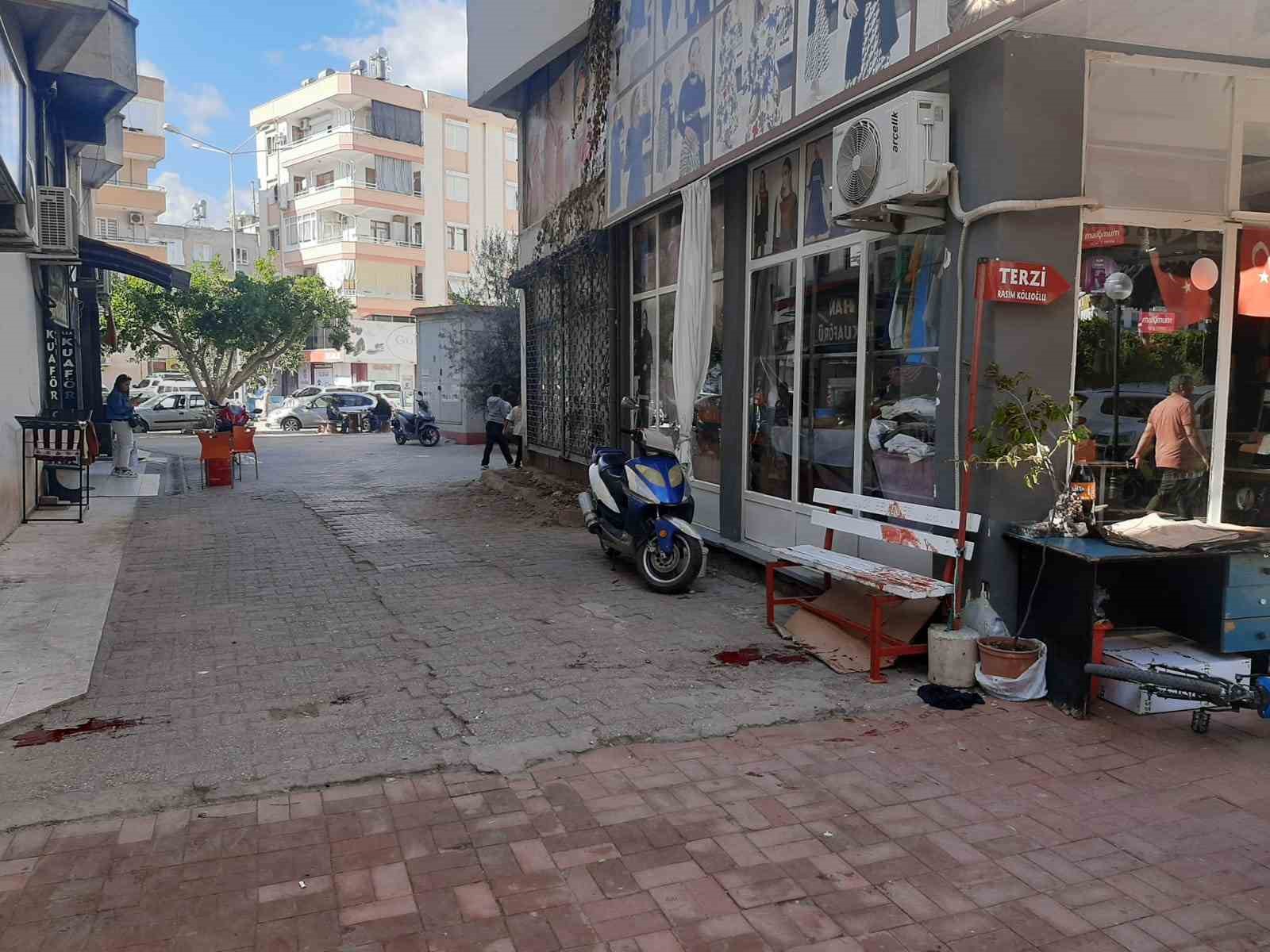 Gençlerin kavgası kanlı bitti: Bıçaklayıp, hiçbir şey olmamış gibi uzaklaştı 6 genclerin kavgasi kanli bitti bicaklayip hicbir sey olmamis gibi uzaklasti 2 6zVBWf63
