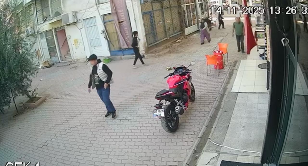 Gençlerin kavgası kanlı bitti: Bıçaklayıp, hiçbir şey olmamış gibi uzaklaştı 7 genclerin kavgasi kanli bitti bicaklayip hicbir sey olmamis gibi uzaklasti 3 VRYh7REd