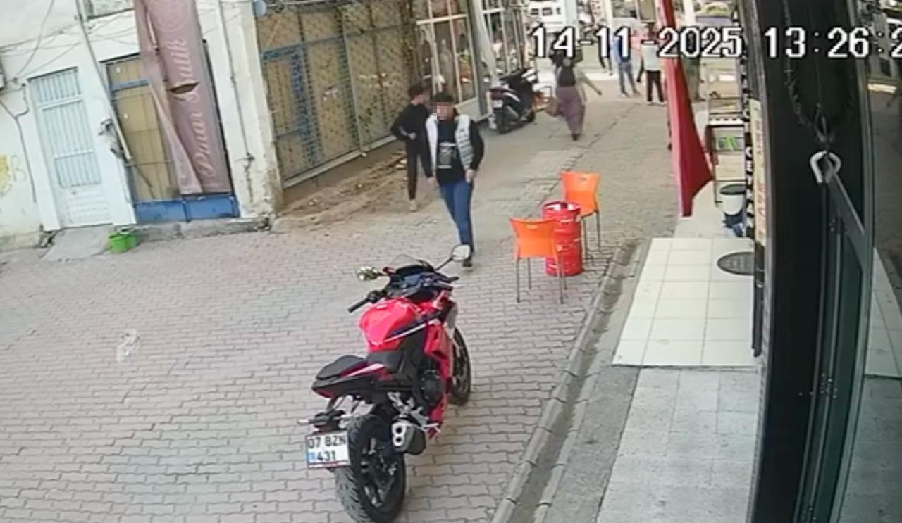 Gençlerin kavgası kanlı bitti: Bıçaklayıp, hiçbir şey olmamış gibi uzaklaştı 8 genclerin kavgasi kanli bitti bicaklayip hicbir sey olmamis gibi uzaklasti 4