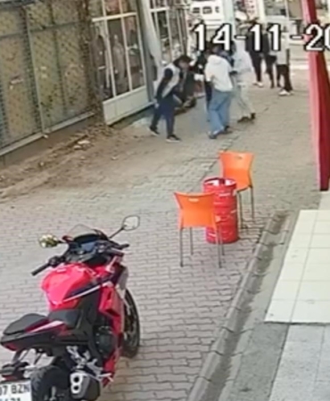 genclerin-kavgasi-kanli-bitti-bicaklayip-hicbir-sey-olmamis-gibi-uzaklasti-i5YHwgZ9.jpg