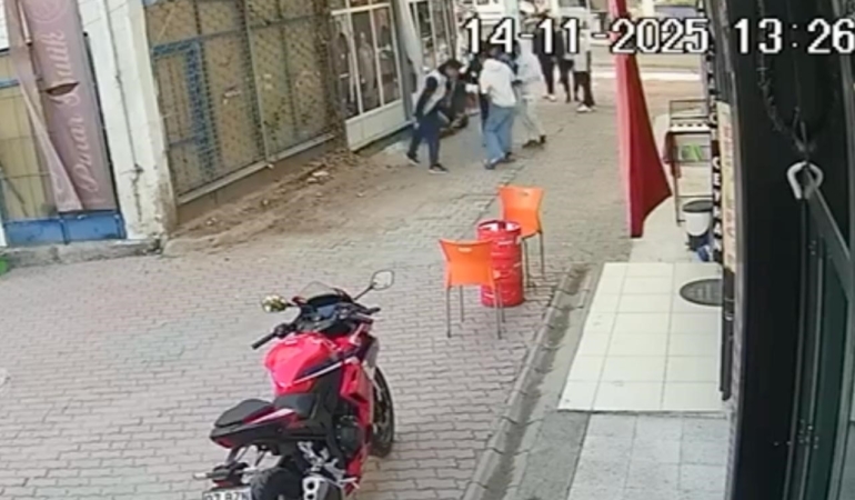 genclerin-kavgasi-kanli-bitti-bicaklayip-hicbir-sey-olmamis-gibi-uzaklasti-i5YHwgZ9.jpg