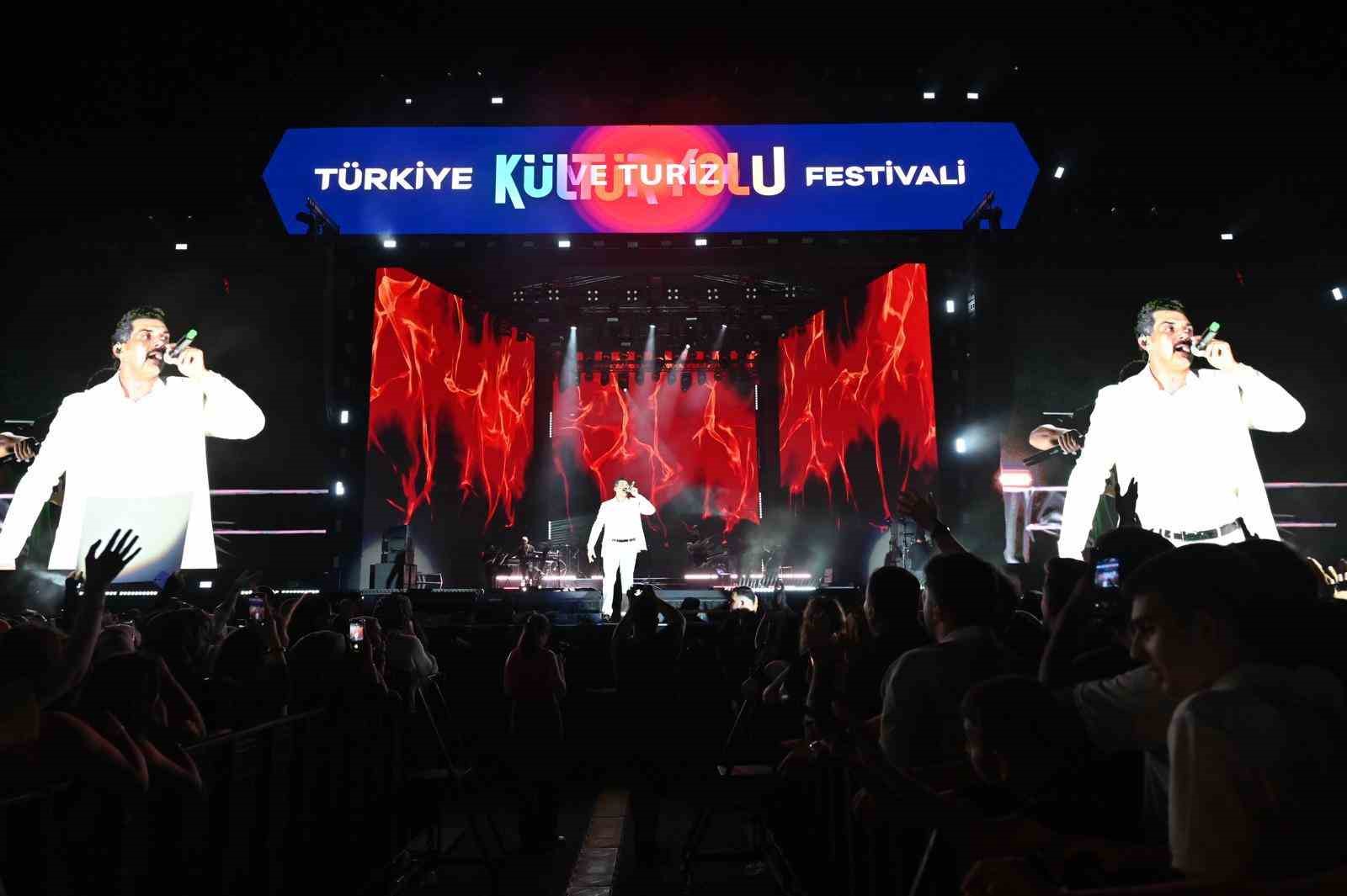 Gençlerle buluşan Bayhan: "Şarkılara dalıp gidiyorum" 5 genclerle bulusan bayhan sarkilara dalip gidiyorum 1 9RG9T7Rt