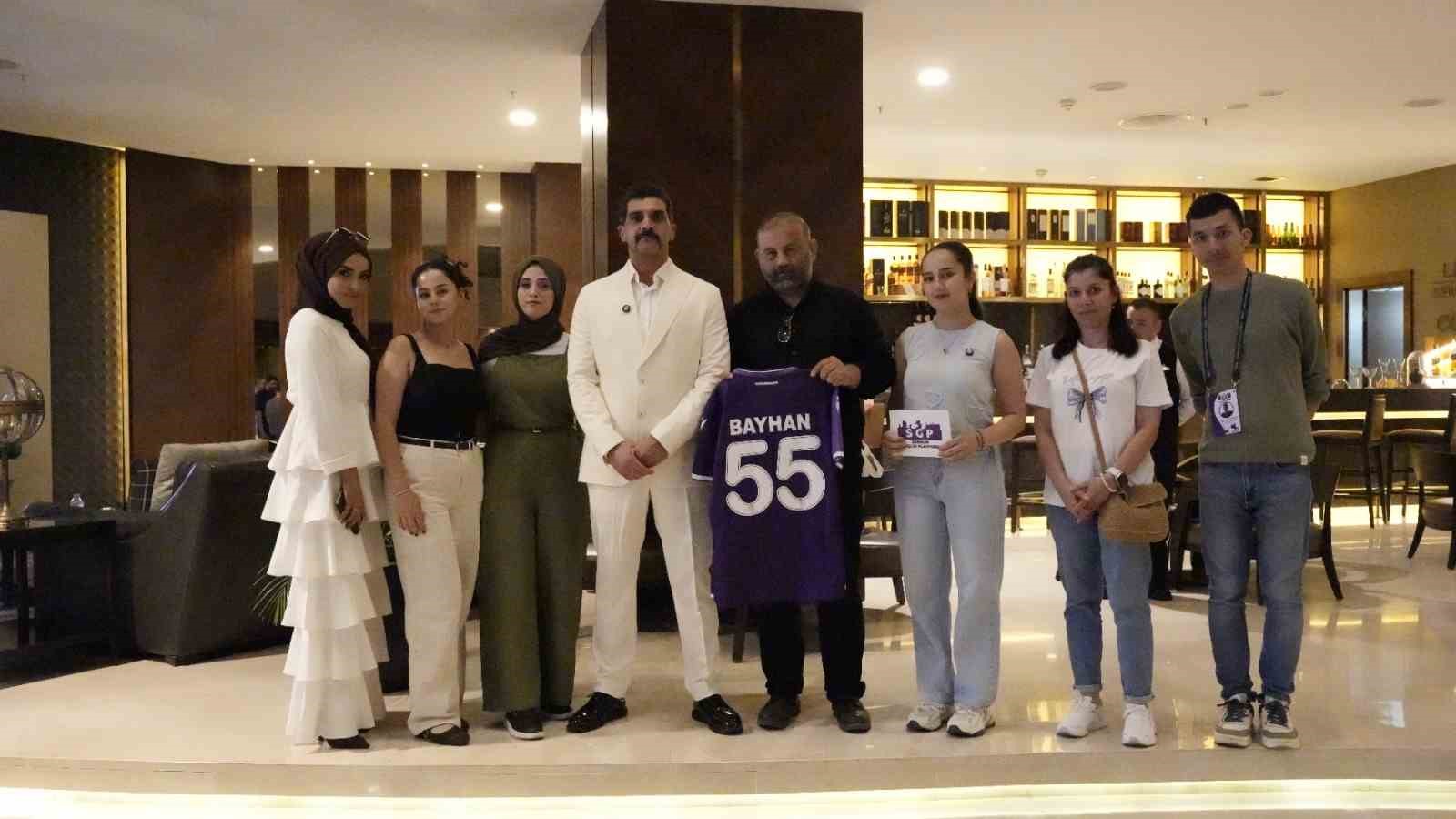 Gençlerle buluşan Bayhan: "Şarkılara dalıp gidiyorum" 6 genclerle bulusan bayhan sarkilara dalip gidiyorum 2 gQKeMpJM