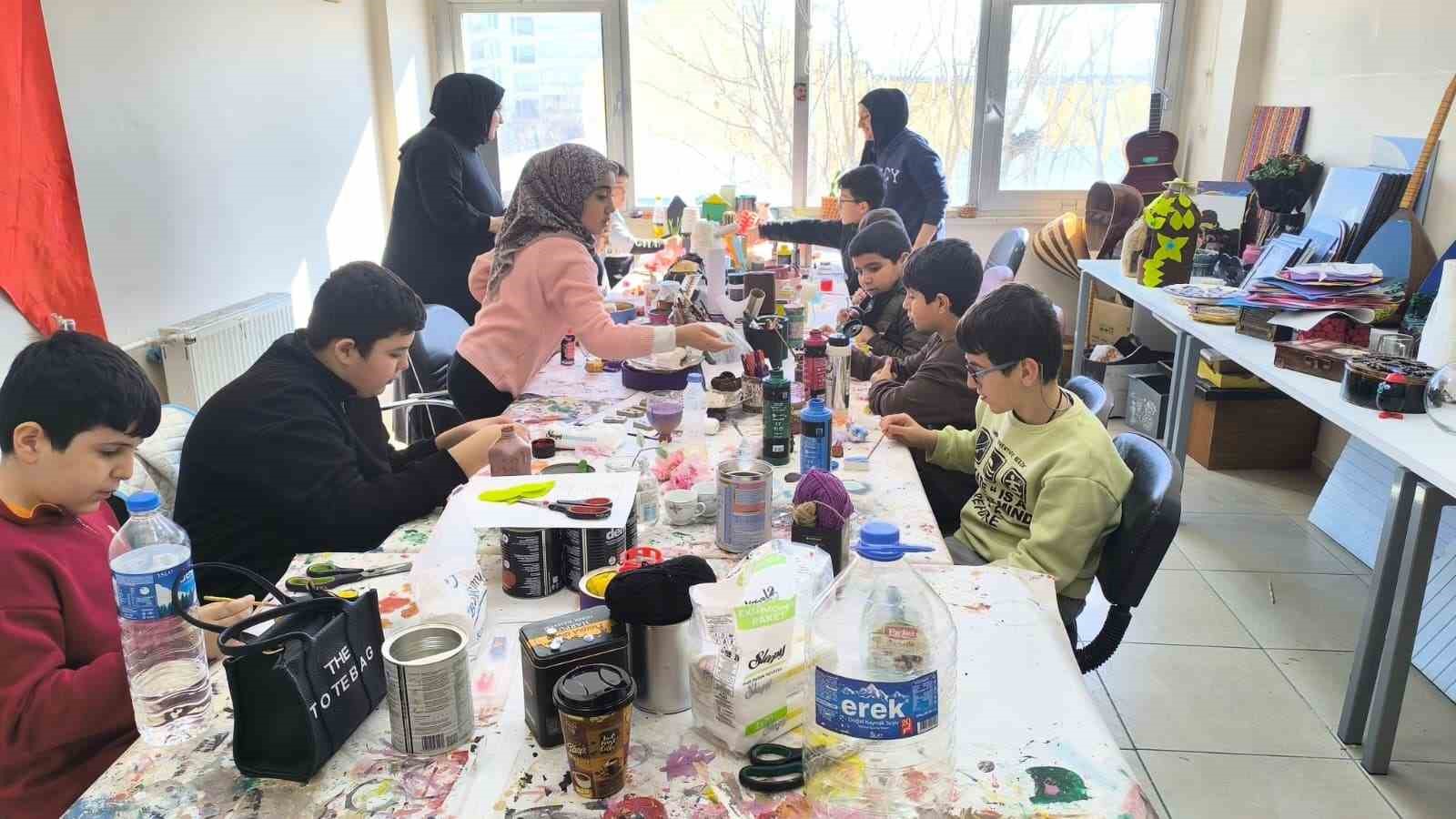 genclik kis kulubu musta yariyil tatiline renk katiyor 1 55ezcmvq