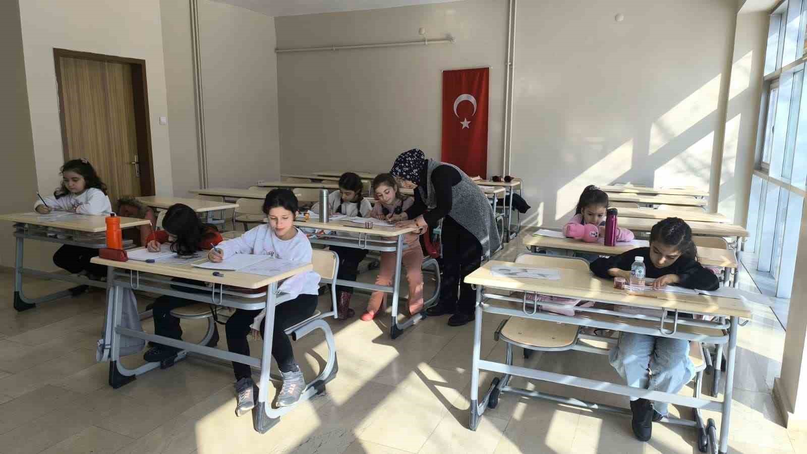 genclik kis kulubu musta yariyil tatiline renk katiyor 3 1PHCNDpN