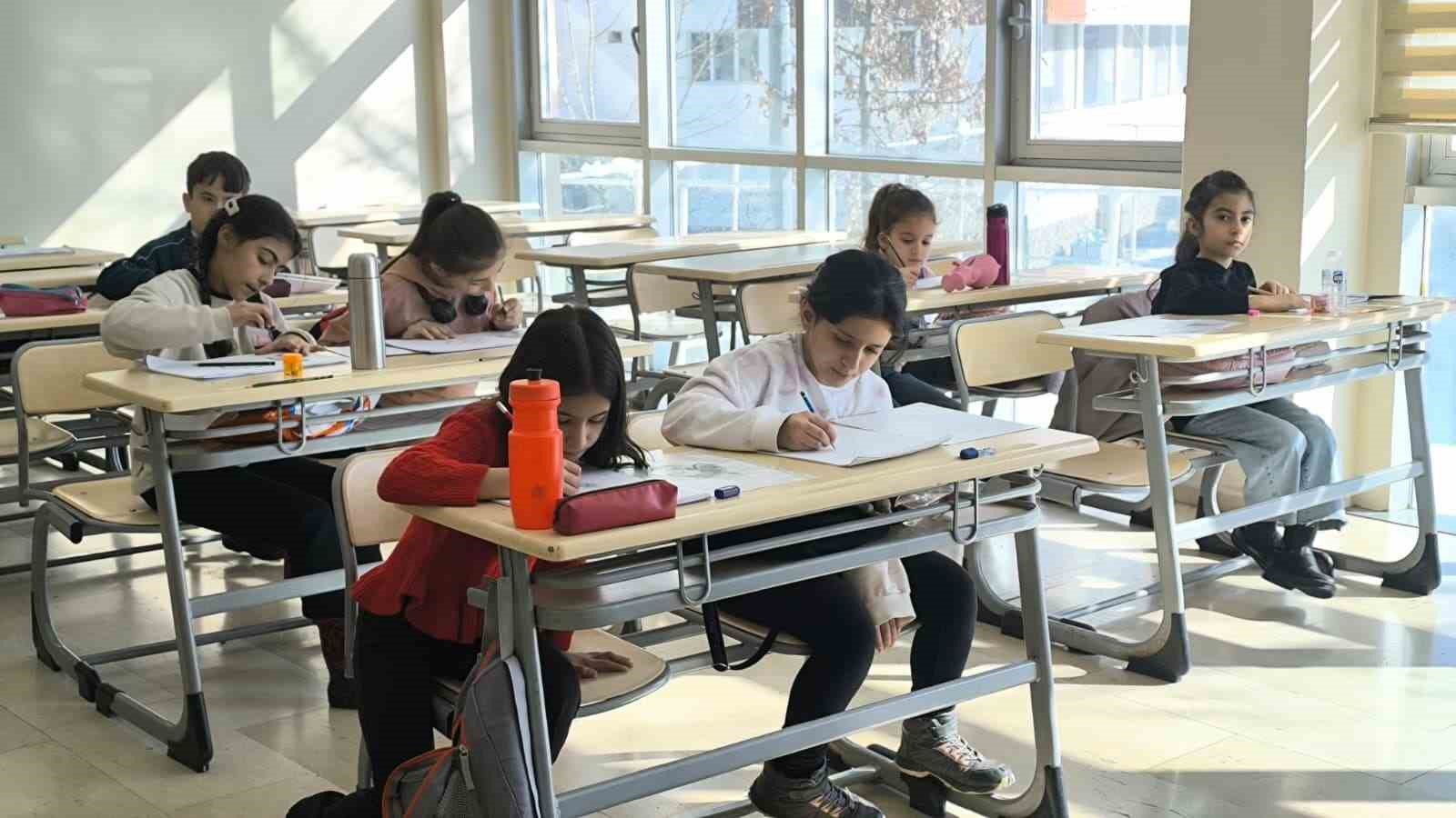genclik kis kulubu musta yariyil tatiline renk katiyor 4