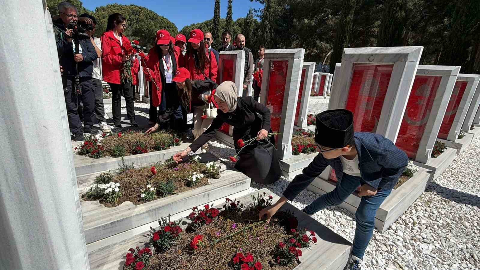 Gençlik ve Spor Bakan Yardımcısı Gürsoy: "Biz o ruhu diri tuttuğumuz sürece ne bayrak iner ne bu millet geri adım atar" 4 genclik ve spor bakan yardimcisi gursoy biz o ruhu diri tuttugumuz surece ne bayrak y929NUI2