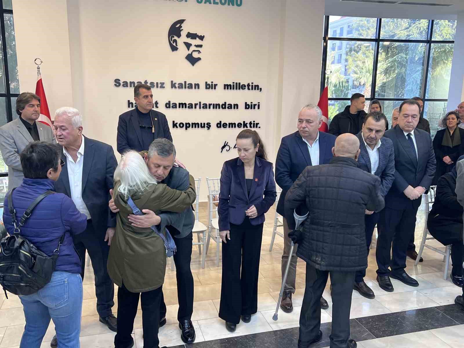 genel baskan ozel durbay ailesiyle beraber taziyeleri kabul etti 5 mGY2l5ua