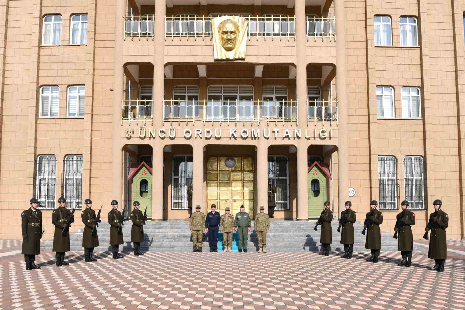 genelkurmay baskani bayraktaroglu 3uncu ordu komutanligini ziyaret etti 3