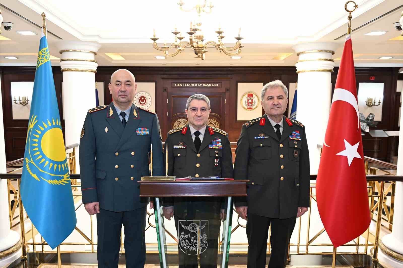 genelkurmay baskani bayraktaroglu kazakistan kara kuvvetleri komutani kuchekbayevi kabul etti 0 DcR5ZEfH