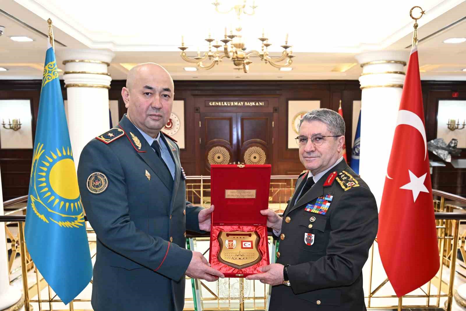 genelkurmay baskani bayraktaroglu kazakistan kara kuvvetleri komutani kuchekbayevi kabul etti 1 RFkZsviQ