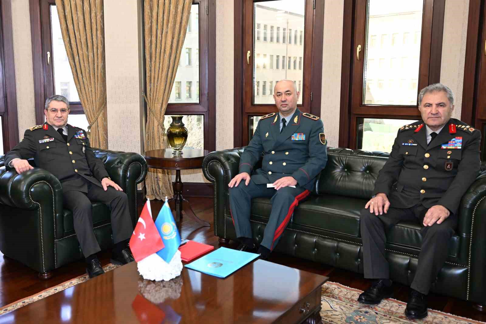 genelkurmay baskani bayraktaroglu kazakistan kara kuvvetleri komutani kuchekbayevi kabul etti 2 6JhEPFNv