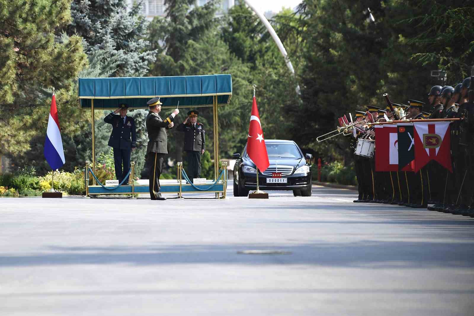 genelkurmay baskani orgeneral bayraktaroglu hollandali mevkidasi eichelsheim ile gorustu 0 OWNXjz7w