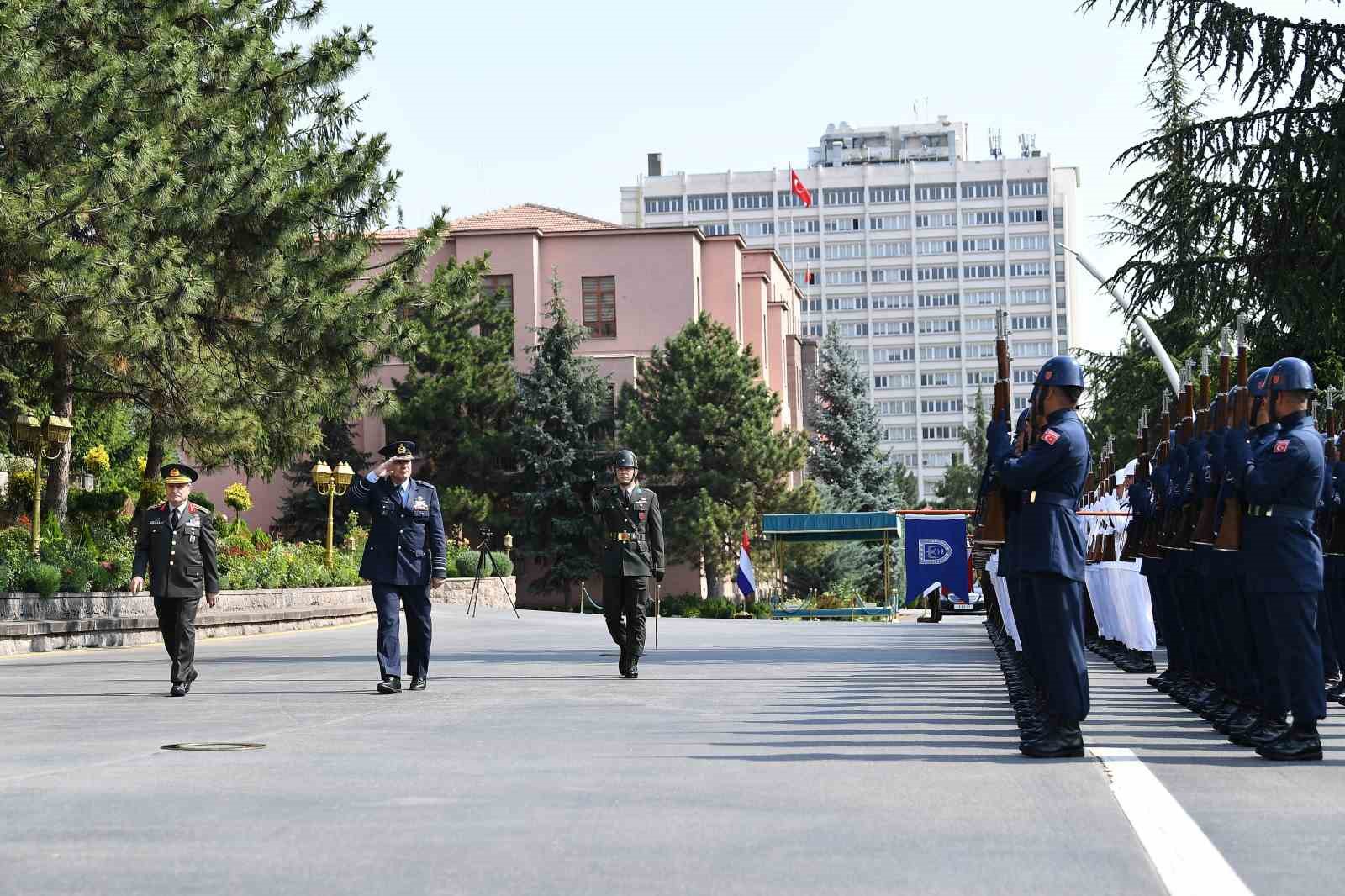 genelkurmay baskani orgeneral bayraktaroglu hollandali mevkidasi eichelsheim ile gorustu 1 s4WzzUgi