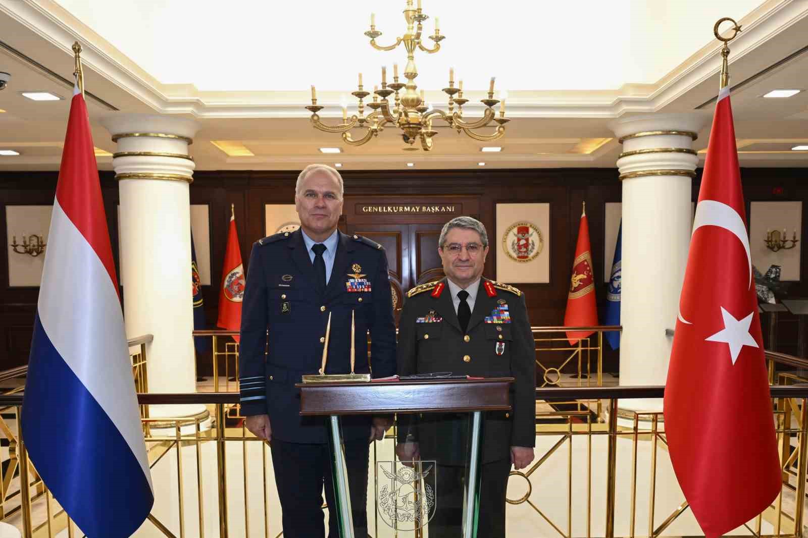 genelkurmay baskani orgeneral bayraktaroglu hollandali mevkidasi eichelsheim ile gorustu 2 I6Zi8cti