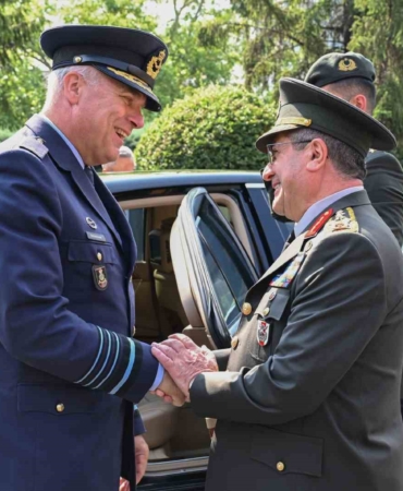 genelkurmay-baskani-orgeneral-bayraktaroglu-hollandali-mevkidasi-eichelsheim-ile-gorustu-vPY7PJIk.jpg
