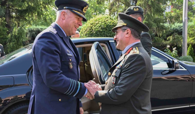 genelkurmay-baskani-orgeneral-bayraktaroglu-hollandali-mevkidasi-eichelsheim-ile-gorustu-vPY7PJIk.jpg