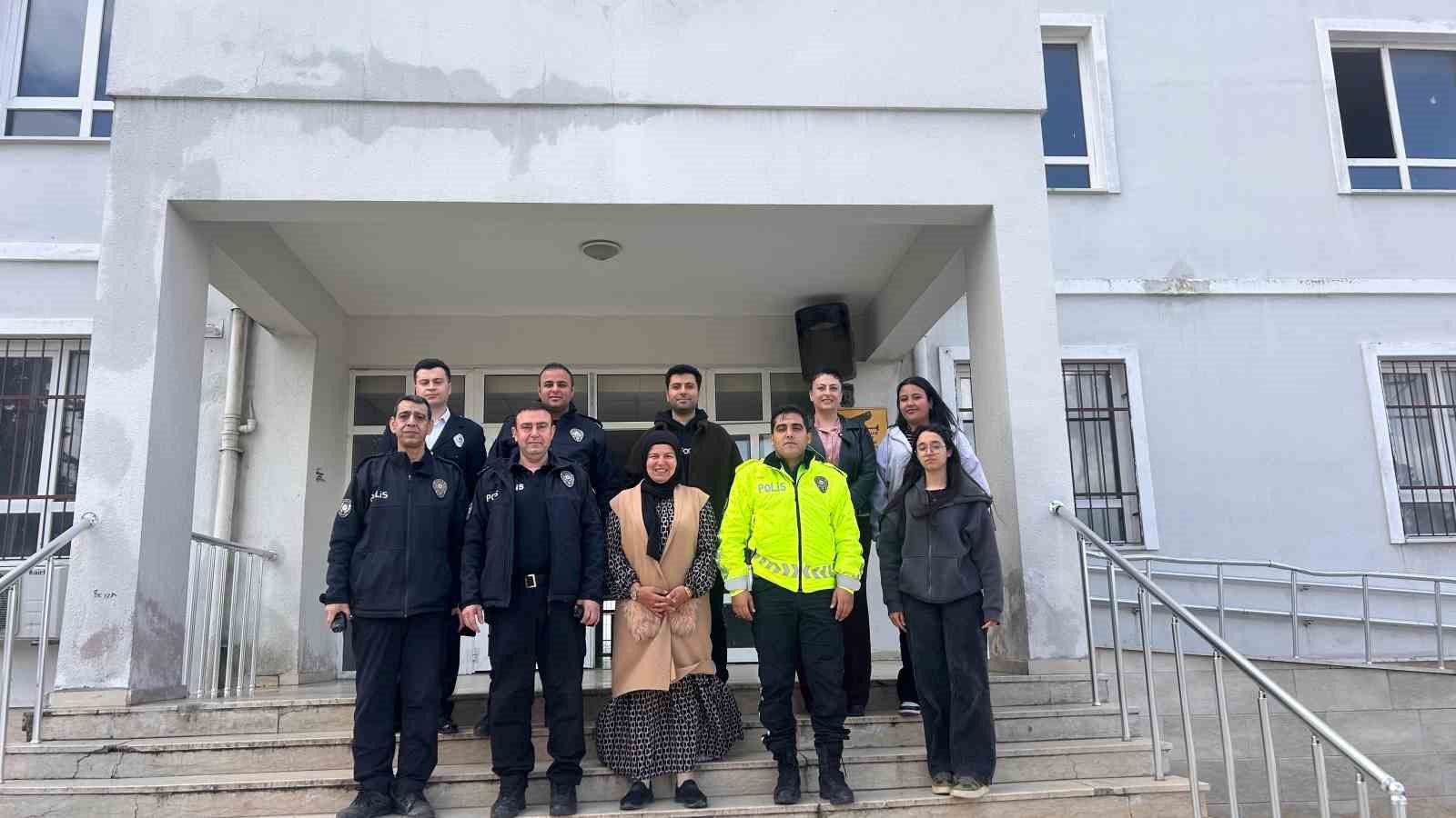 Gerçeğini aratmayan kavgayla yapılan sürpriz polisleri tebessüm ettirdi 4 gercegini aratmayan kavgayla yapilan surpriz polisleri tebessum ettirdi 0 IbG5RQpE