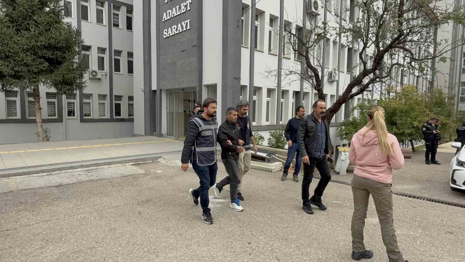 gercek polisler sahte polisi kiskivrak yakaladi 0 VegcXu9G