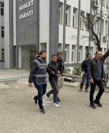 gercek-polisler-sahte-polisi-kiskivrak-yakaladi-w5YIni87.jpg