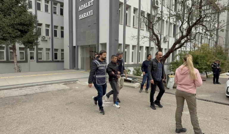 gercek-polisler-sahte-polisi-kiskivrak-yakaladi-w5YIni87.jpg