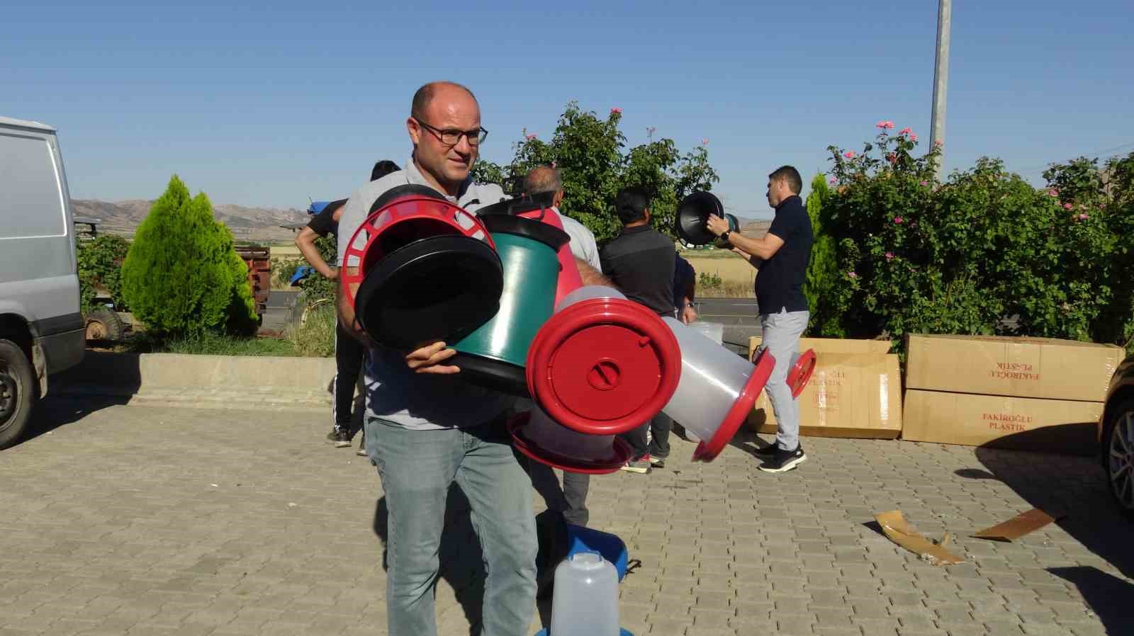 gercuste 107 ureticiye yuzde 75 hibeli tavuk ve yem dagitildi 3