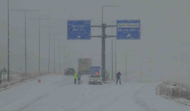 gercuste-ayranci-gecidi-kar-nedeniyle-ulasima-kapandi-UeWXE7Fg.jpg