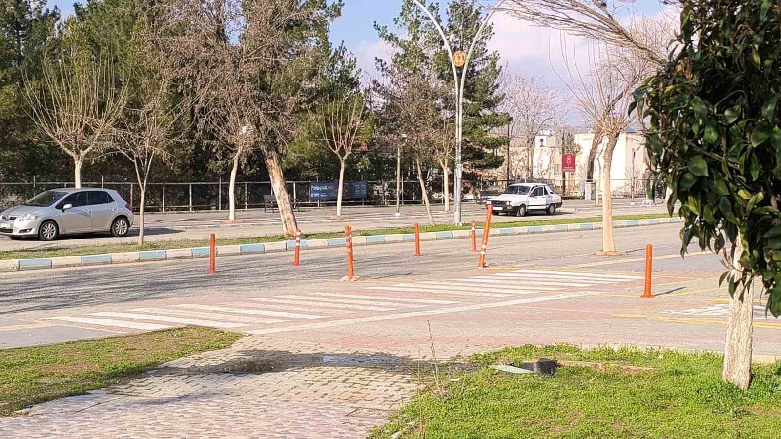 gercuste bulvar isgali kaldirilmayan egitim dubalari trafigi esir aldi 4 ZOEcb3qi